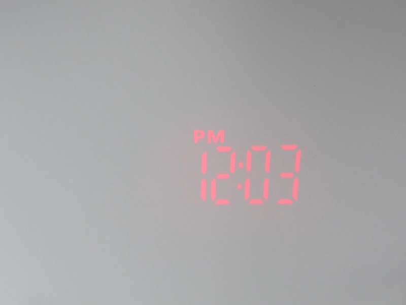 ההקרנה השעה על הקיר