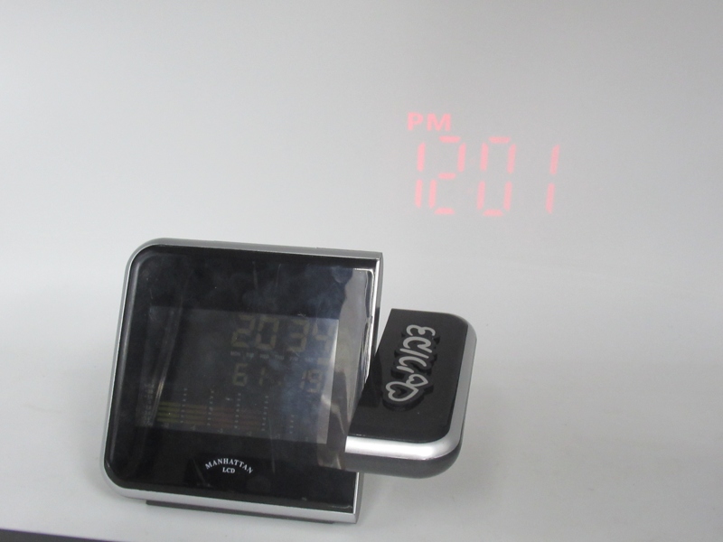 שעון אקלים מקרין על הקיר